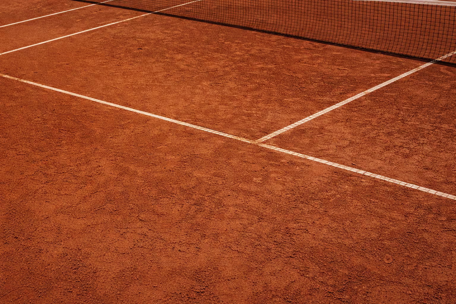 Professioneller Tennisplatz mit rotem Sandbelag – Tennisplatzbau von Ellwanger